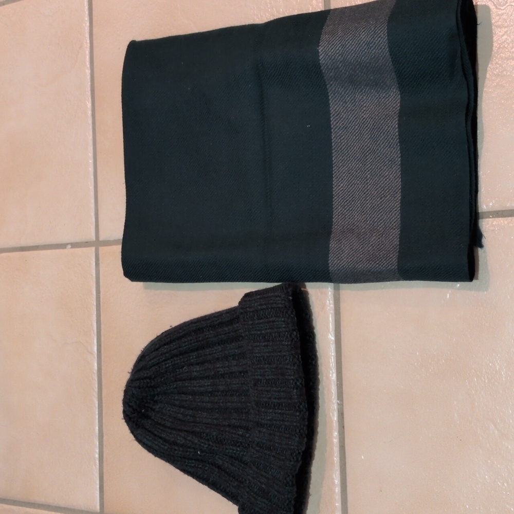 Frank & Oak Beanie and Scarf set